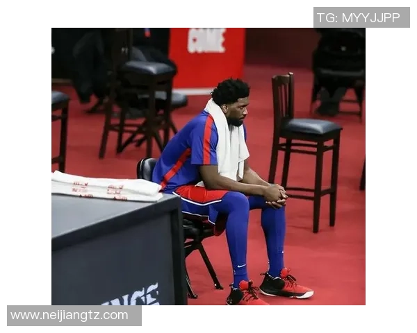 乔尔恩比德如何在NBA赛场上展现统治力与领导魅力的双重角色